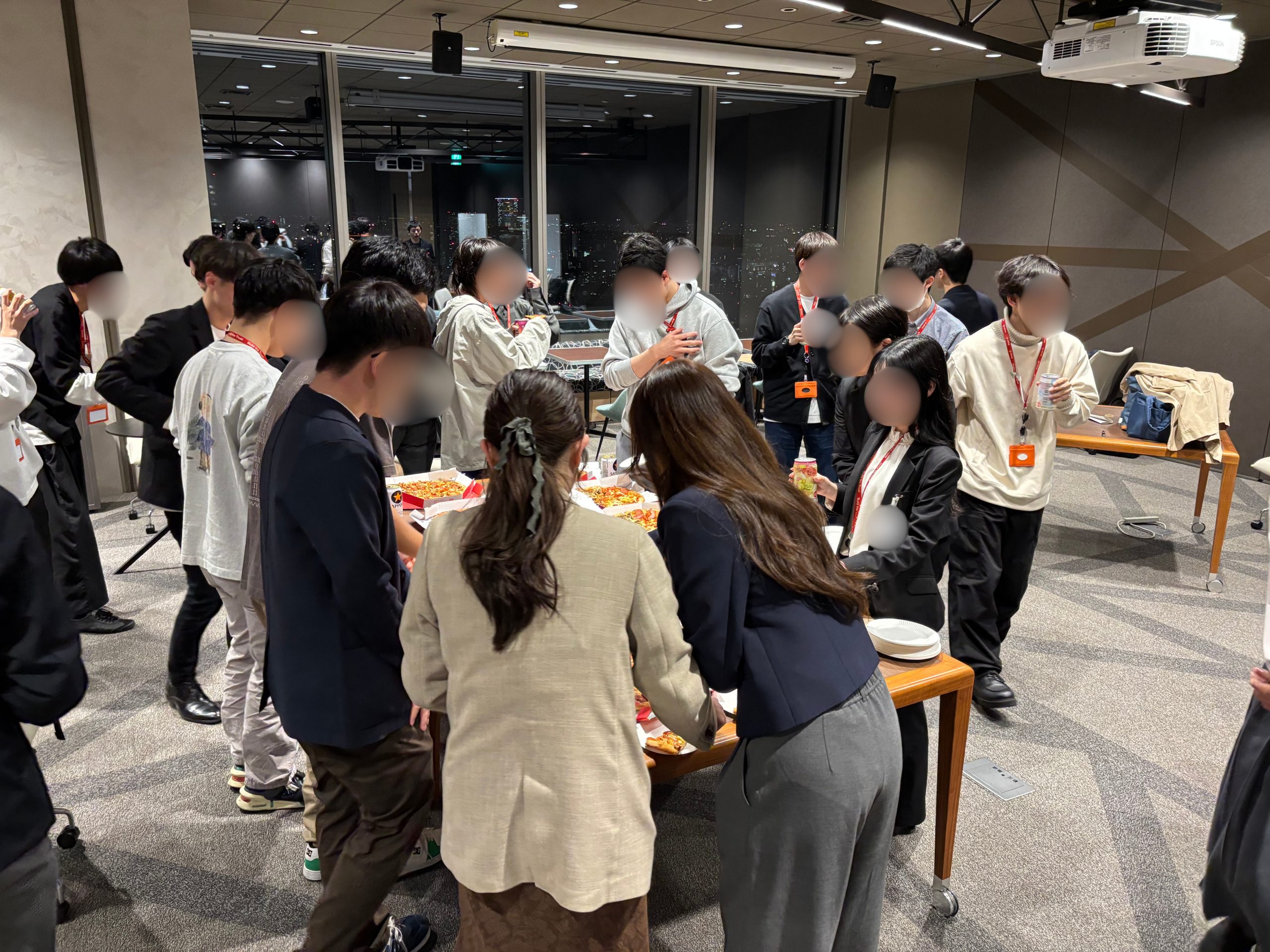 出社した日の懇親会の様子。おいしいものをみんなで囲めるのもオフラインならでは！