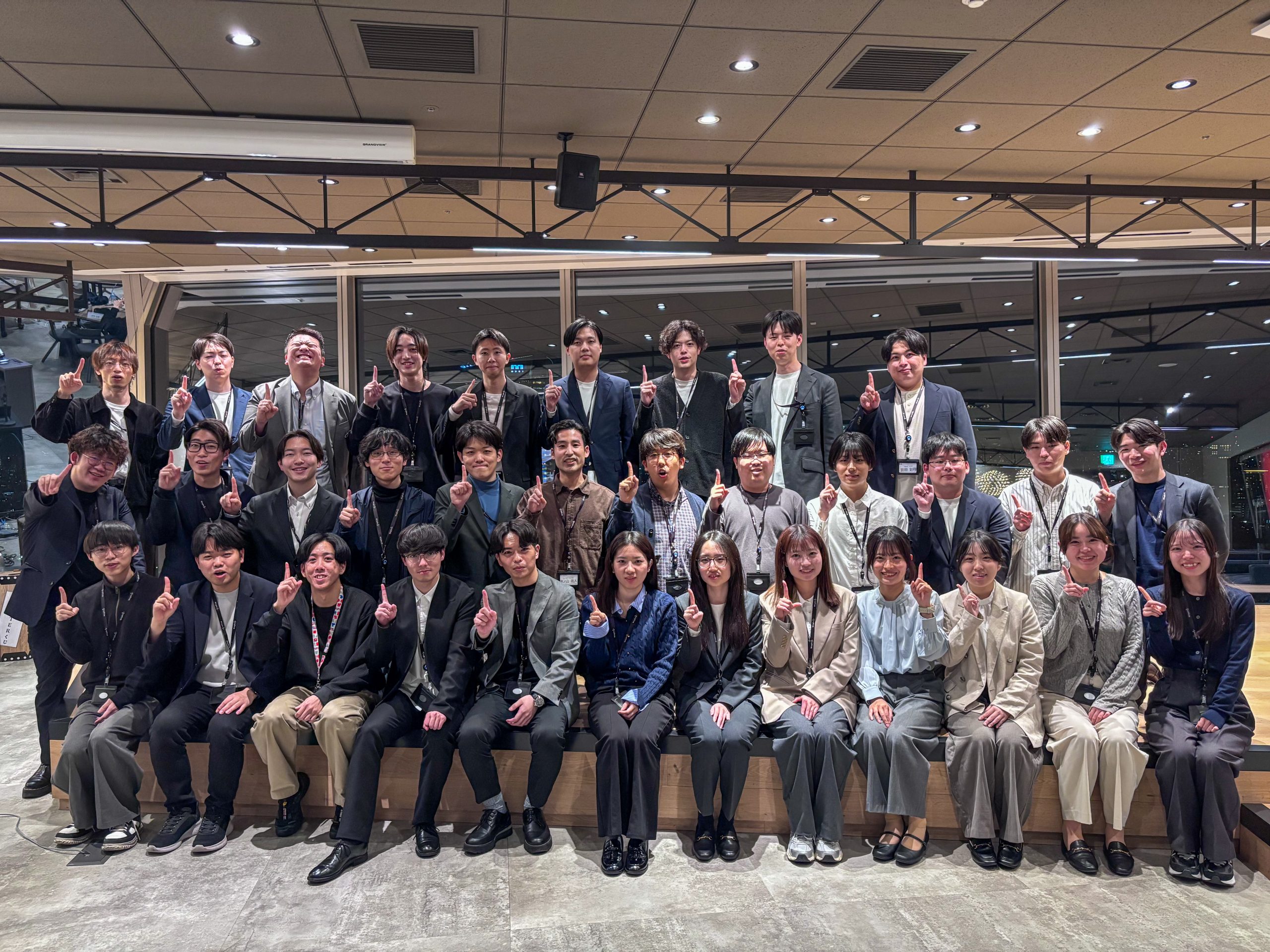 全体研修後の集合写真　皆さん素敵な１ｓｔポーズ！